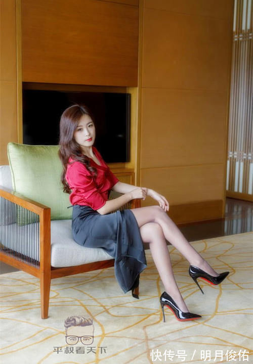 身材|美女穿搭：小姐姐爱穿红色休闲衬衫配紧身黑色开叉裙，性感妩媚，熟女风超吸引人！