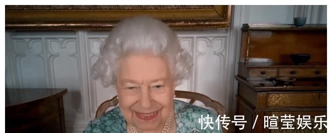 大红唇 伊丽莎白又开始打扮了!蓝色印花裙涂着大红唇营业,这是95岁吗?