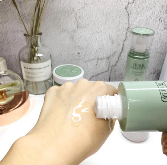 保湿|公认好用的国货水乳排行:自然堂凝时抗初老,佰草集贵但很火