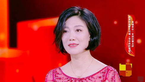 星光大道冠军在街头卖唱，多人围观显凄凉，曾和李谷一春晚合唱