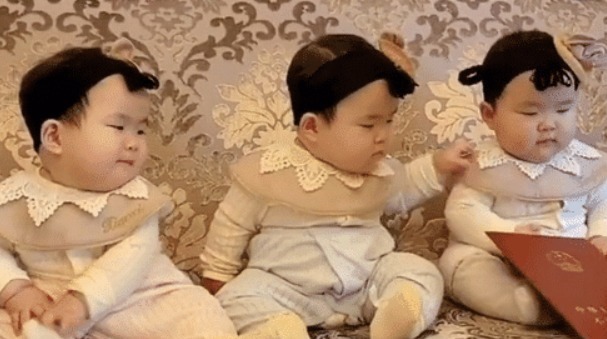 女儿|老爸为三胞胎女儿在线发“嫁妆”火了,坐在中间的孩子已经急了