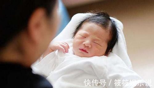 宝妈|7个月宝宝跌下床,宝妈一个安慰动作,把孩子推给了死神