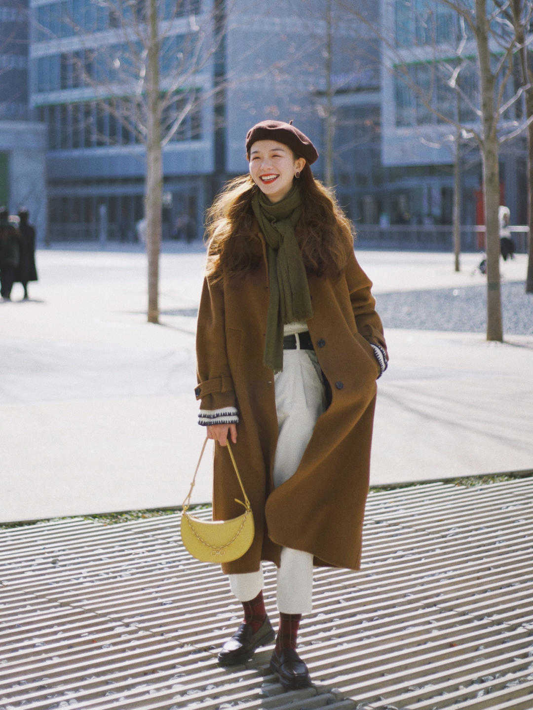 烟管裤|今年秋冬,有种穿法叫“大衣+裤子”火了,上身后没想到那么气质