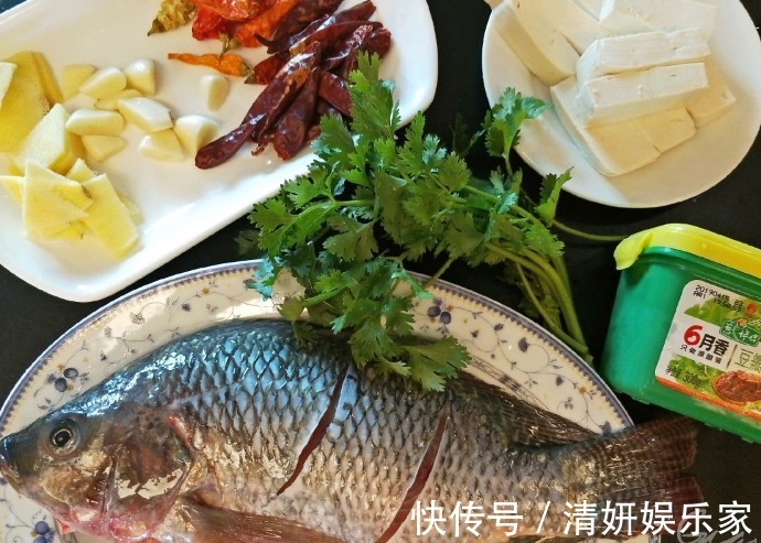 给鱼去腥，用料酒还是用醋都错了，只需一勺它，鲜嫩入味还不腥