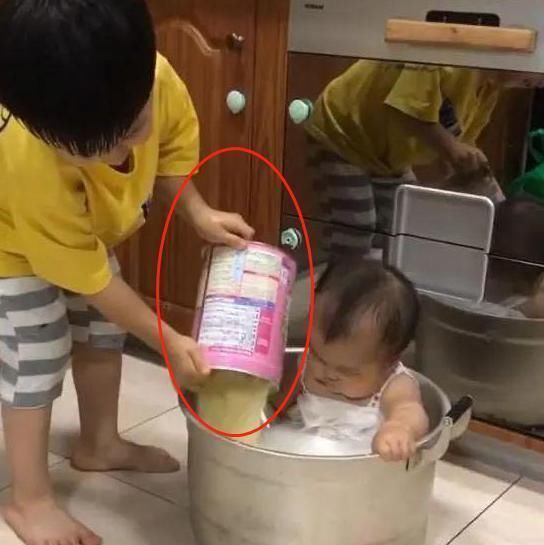 孩子|父母不在家,哥哥准备把弟弟“炖了”,用的“汤底”让人哭笑不得