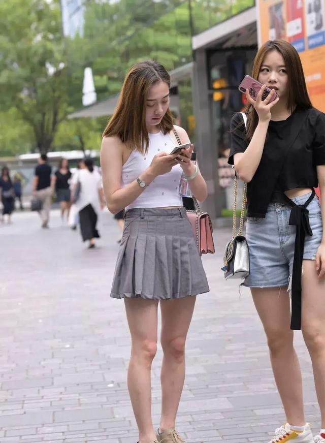 短裙 高跟鞋“失宠”了,穿短裙要这么搭鞋子,舒适与气质都有了!