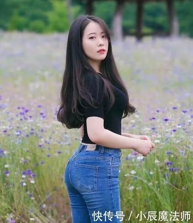 小姐姐爱穿修身的牛仔裤,展现迷人大长腿,真是非常吸精