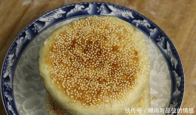 搅拌均匀|自制椒盐烧饼,方法简单一学就会,早起不用买早餐