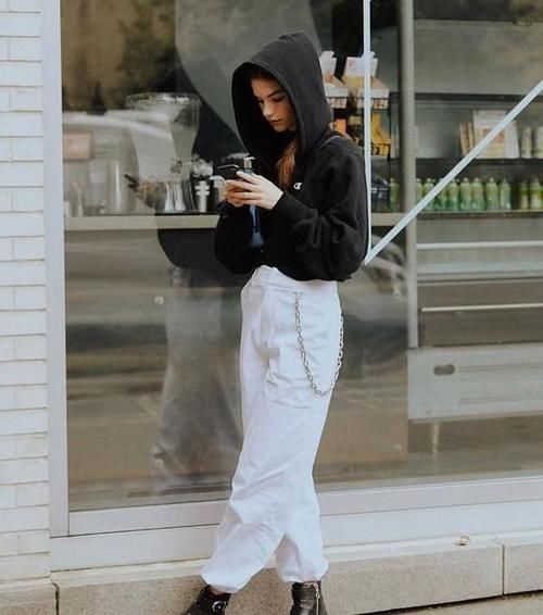 最近火了一种穿法:卫衣+小脚裤,洋气显瘦,承包整个春季的时尚