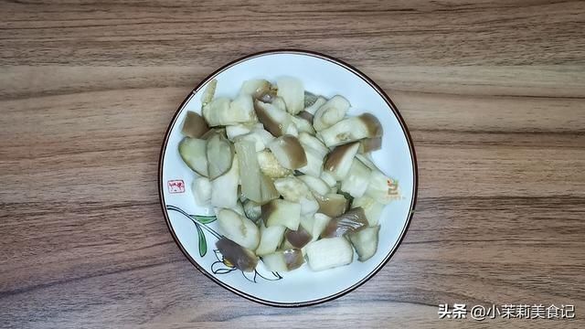 蒸茄子时,万万不可直接蒸,多加一步,茄子雪白不黑,鲜嫩有食欲