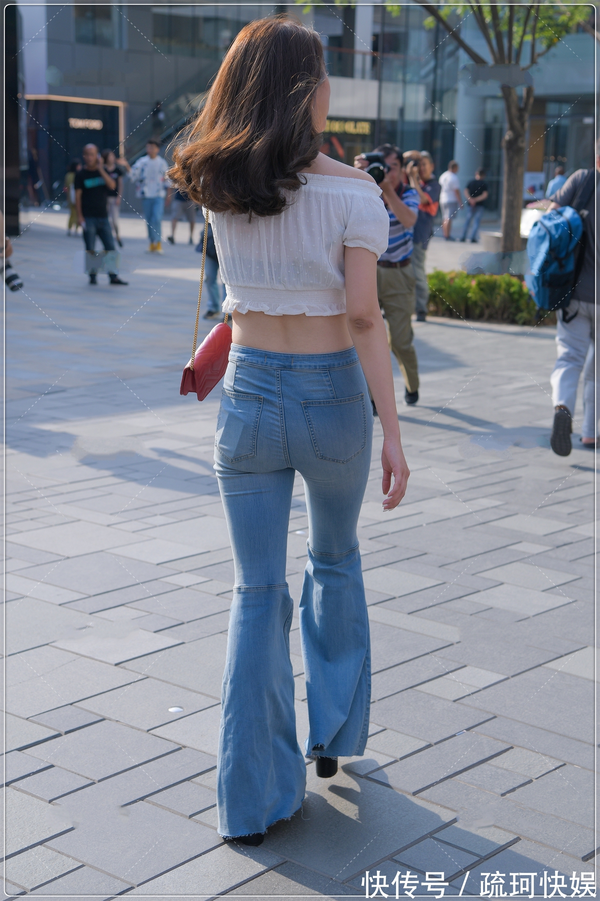 露脐装 一字肩露脐装搭配牛仔喇叭裤,版型独特,时尚范十足