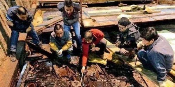 湖边发现皇帝墓,盗洞15米,专家再挖5公分,1吨黄金就没有了