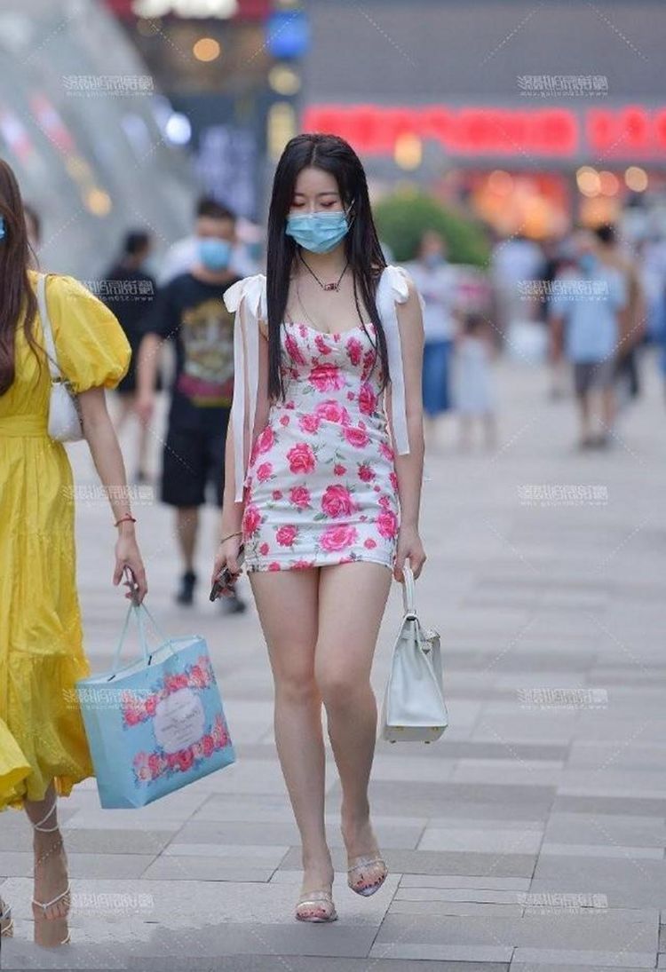 抹胸裙|街拍巧搭牛仔裤,让造型远离路人感,显得时尚大方又靓丽