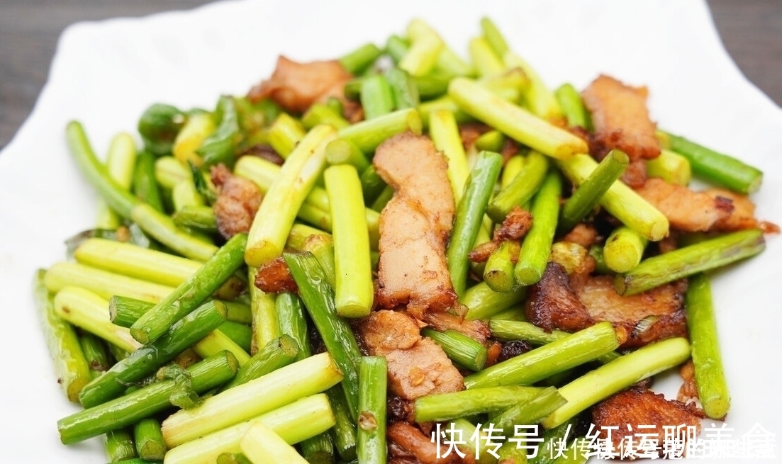 瘦肉|炒蒜苔时，有人焯水有人直接炒，都不对，教你一招，蒜苔又脆又绿