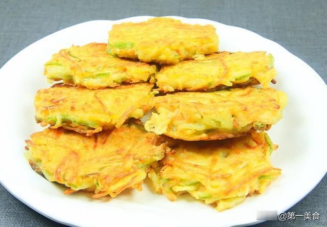 香煎土豆饼|土豆不炖不炒不油炸，3分钟秘制新吃法，香酥柔软，做一盘不够吃