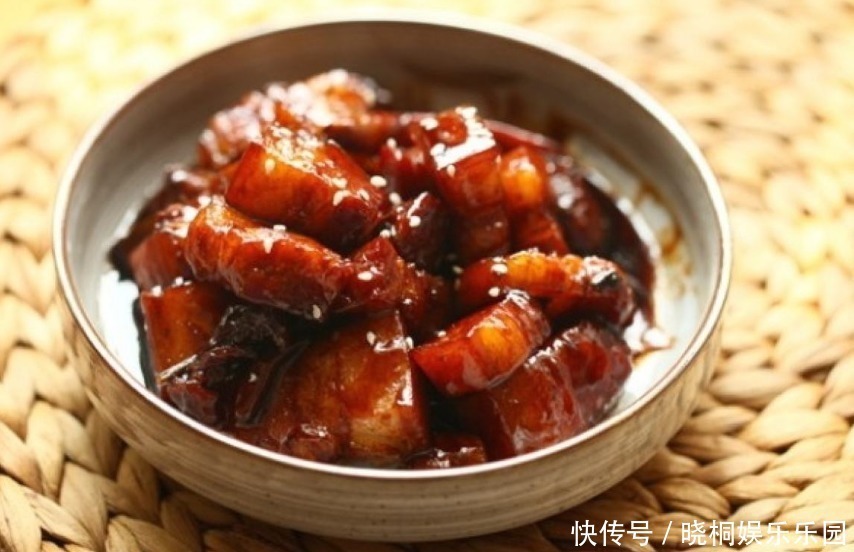做红烧肉时，切不可直接下水煮，多加1步，肉质软烂无腥味！