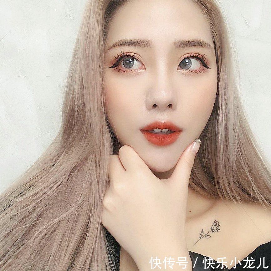 白皙稚嫩的瓜子脸,双眼迷媚有神,灿烂的笑容将人深深吸引