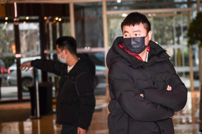运动鞋|“鹏一期”9名教练抵达上海,李霄鹏衣品被吐槽,郑智上衣很吸睛