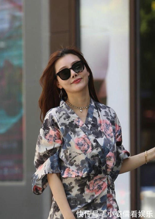 紧身|干净清爽的波点吊带裙，简单大方又显瘦，让你轻松美过同龄人