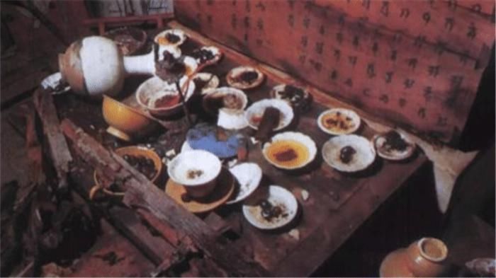 专家打开古墓看见一桌饭菜,一脸惊恐,仿佛墓主人在说就等你了