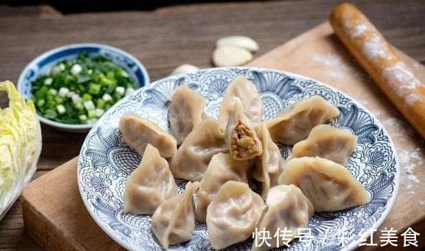 饺子皮|煮冻饺子,不要再开水下锅了,牢记3个窍门,饺子鲜香不破皮