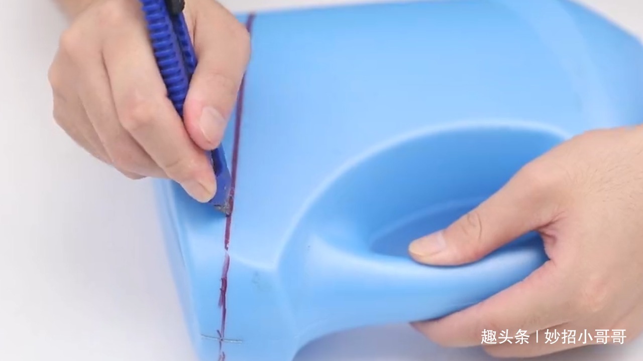 洗衣液瓶别扔了,底部切一刀放卫生间里,全家人都抢着用,太棒了