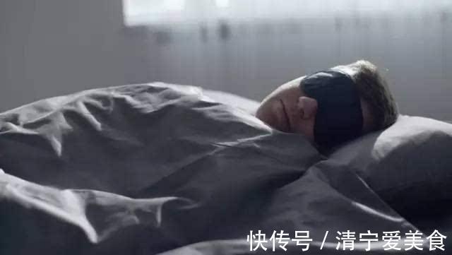 肝经|别管男女，睡前如果坚持“两腿一分”，3件好事不请自来找到你！