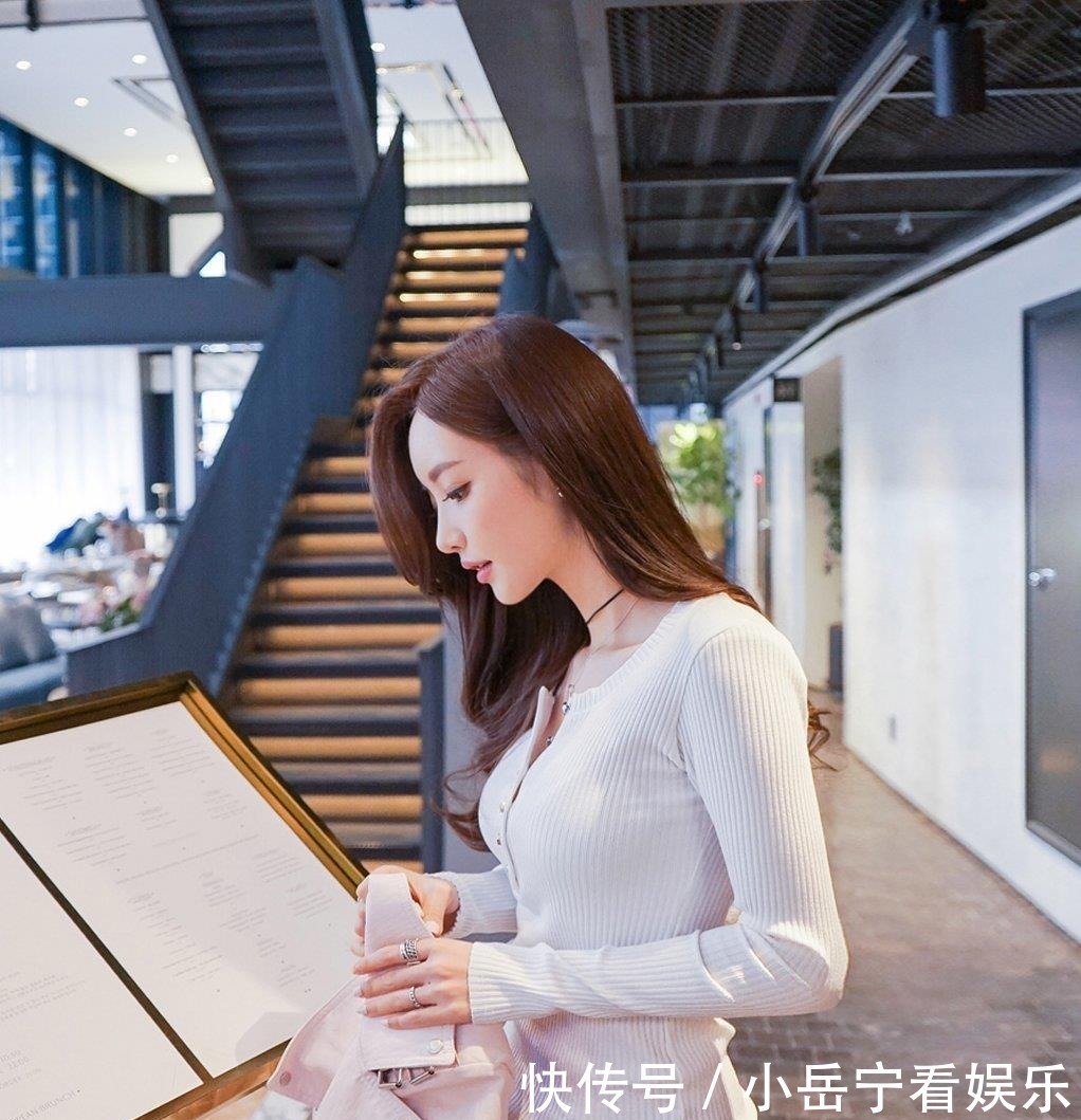 超美珠珠:休闲小憩暇白螺纹开领打底衫!