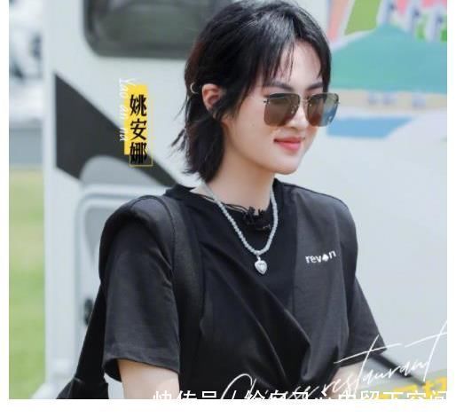 中餐厅5晒“开张海报”，其他人都很朴素，姚安娜却戴墨镜