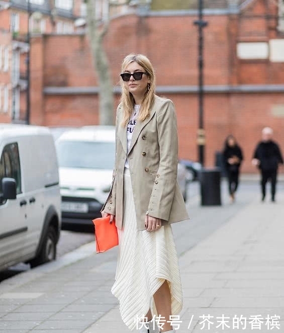 气质|街拍:潮流需要有气质的妹子持续关注,它能帮你越来越有时尚感