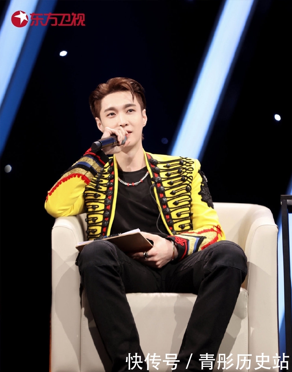 制作人 《金曲青春》张艺兴最新剧照,国风外套尽显王者风范