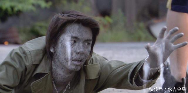 闭眼|《假面骑士》同样是被打倒,为何有的骑士闭眼张口,有的人却成了灰!