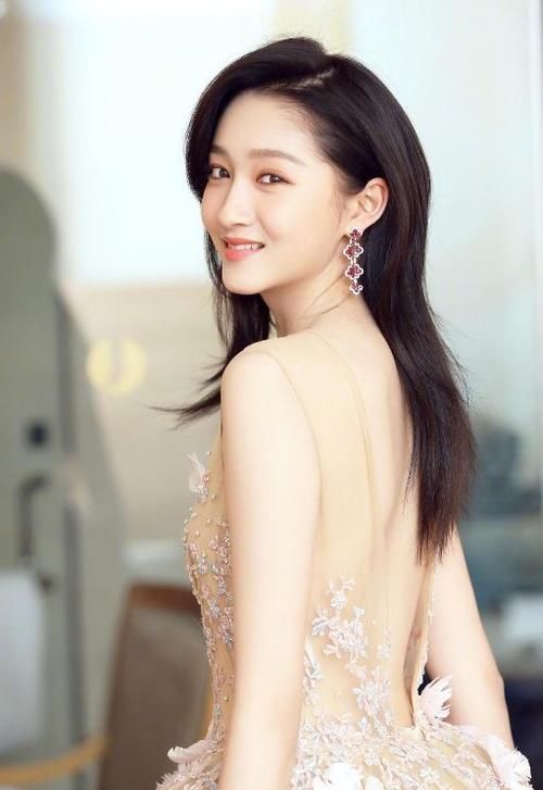 关晓彤早年拍摄"卫生巾"广告,未p图遭曝光,网友:这也太撩人了!