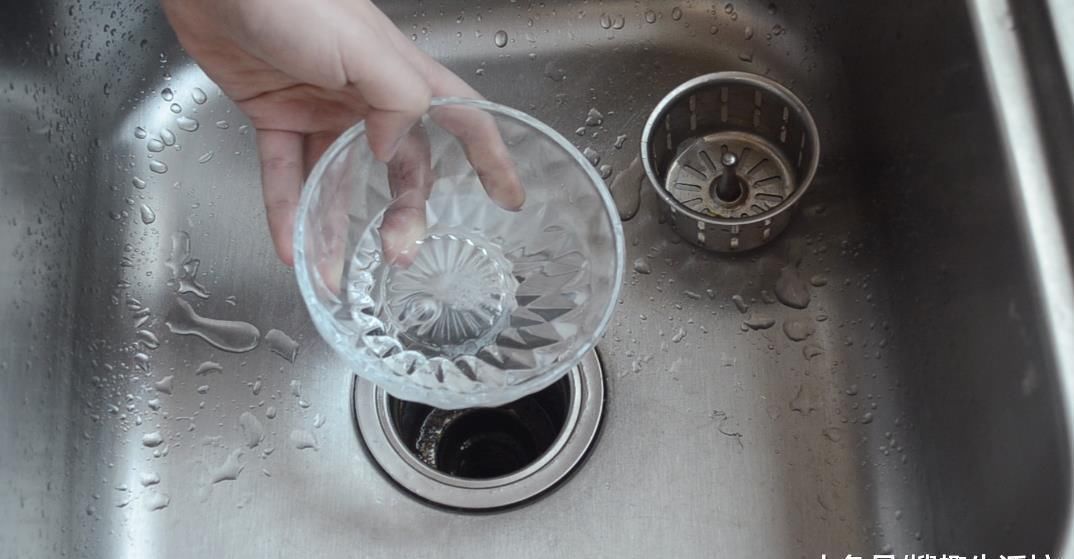 妙招|洗碗槽的排水口又脏又臭难清洗 用这个方法能帮你解决, 省钱又实用