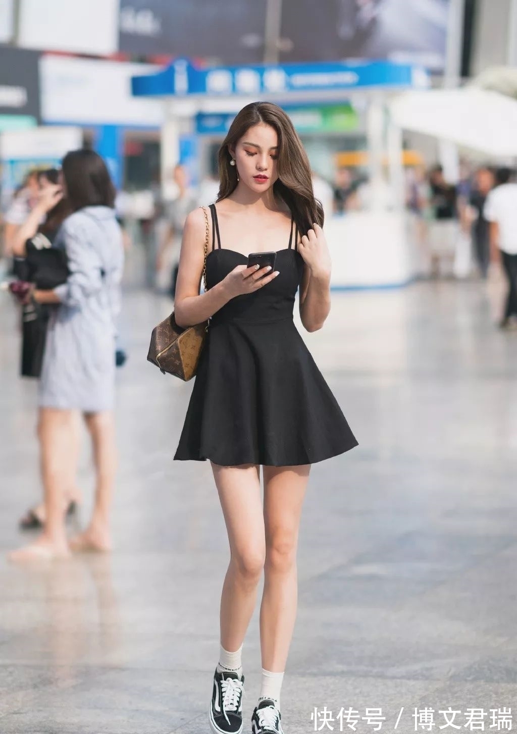 独特魅力|街拍:柔美短裙搭配长卷发,尽显女生独特魅力