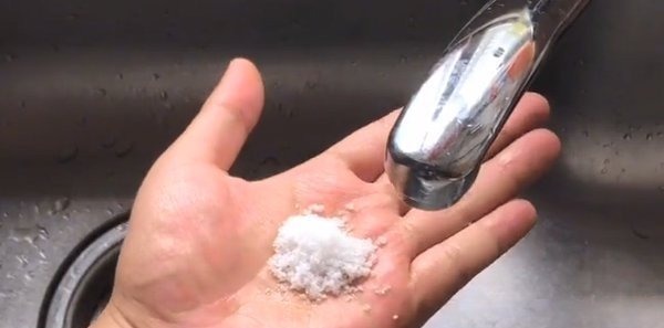 白糖和洗衣粉混合一起,作用太棒了,早学不吃亏,一年省下好几百