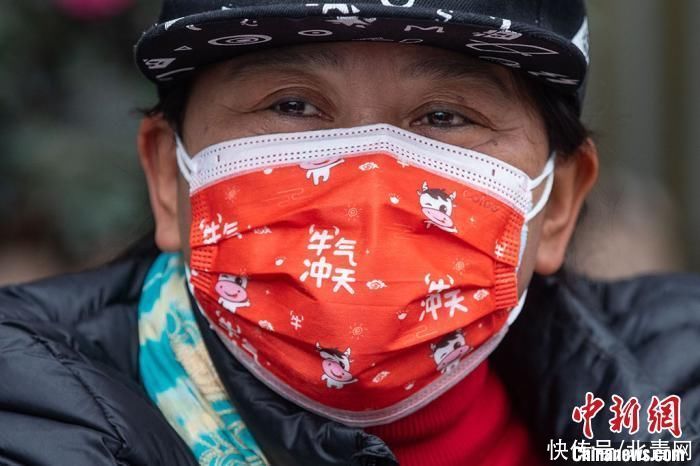 春节至 南京街头“牛气冲天”年味浓