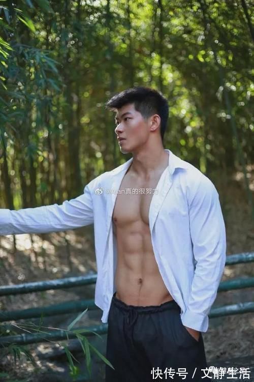 学生时代|22岁“小鲜肉”脱衣秀身材，白巧克力腹肌有点可！