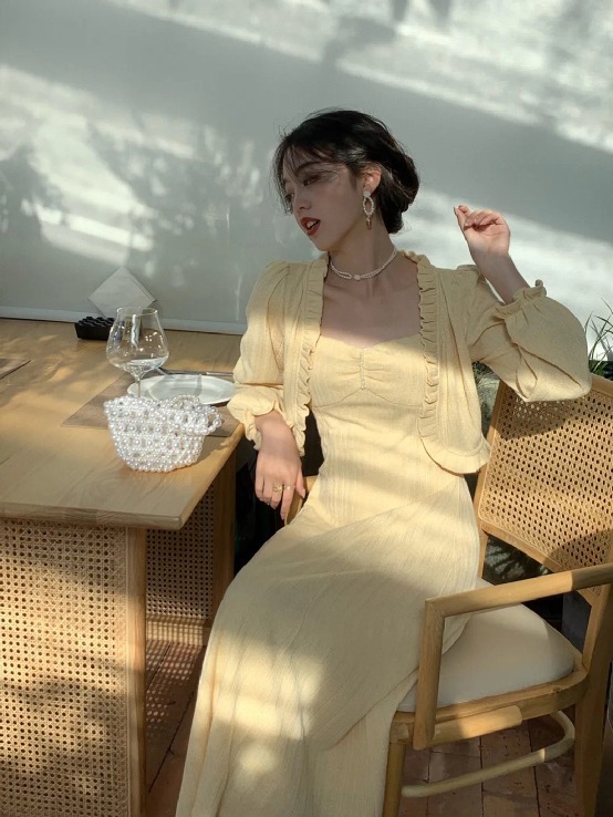 初春的温柔穿搭得这样穿!薄外套+奶油裙,真女人的时髦穿法