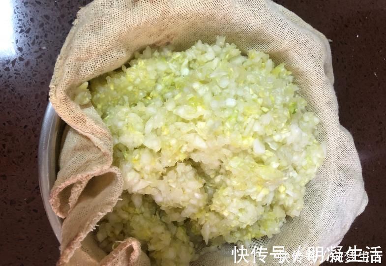 调白菜馅,切碎直接拌馅是大错!多做2步,入味不出水,鲜嫩多汁
