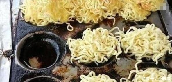 阿姨把方便面做出新花样，一袋面能卖10元，小学生们抢着吃