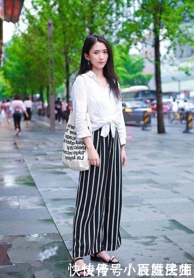 路人街拍,美女选择了一件一字肩的翻领衫,看上去更加优雅大方