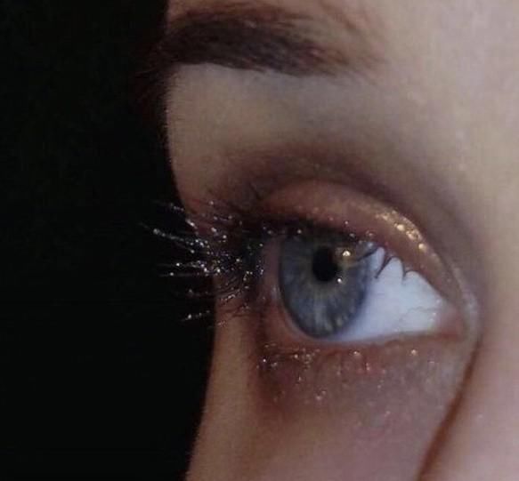 初中女生嫌“眼睛小”教你3招让眼睛“水灵灵”,校花见了都羡慕