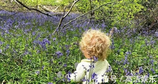 斯坦利@57岁英国首相扛1岁儿子进书店,祝贺老父发新书,怕娃饿兜揣奶瓶