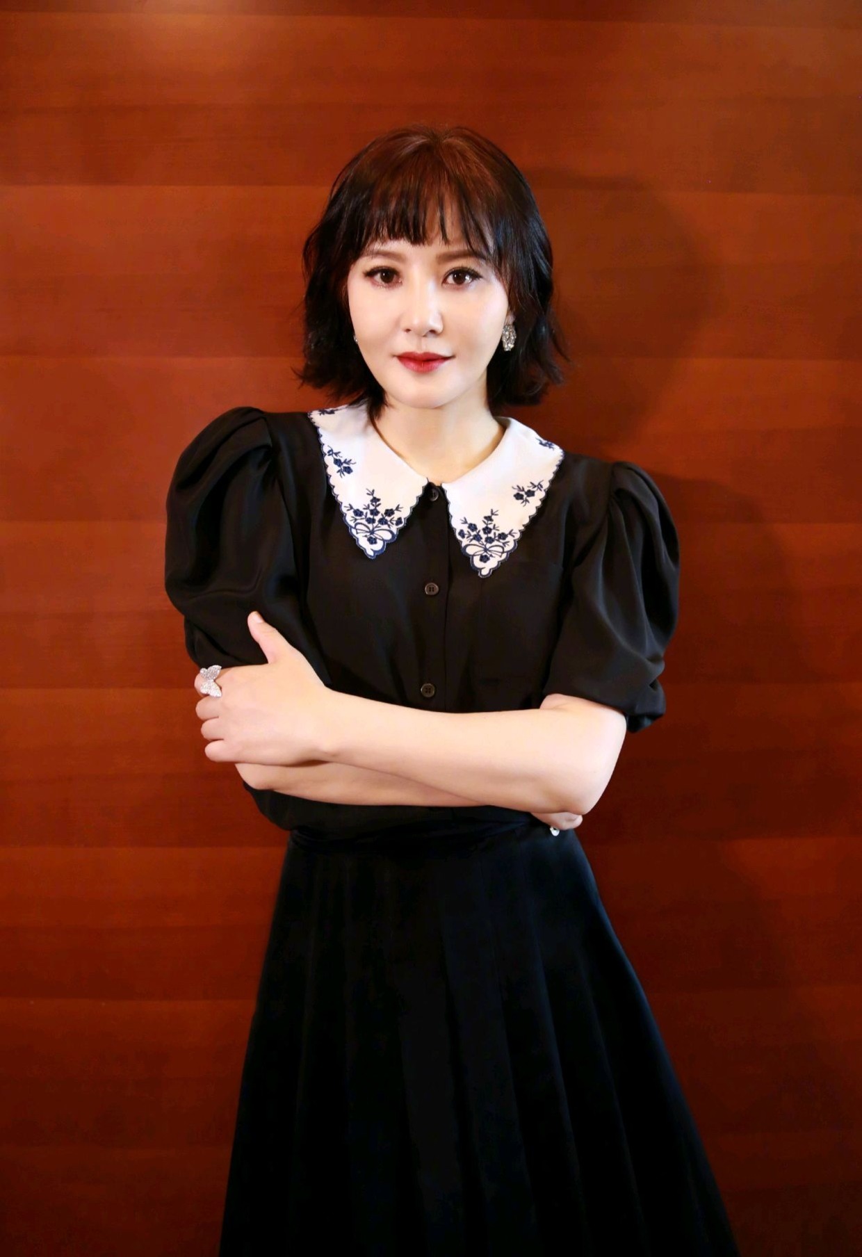 秋冬 奔三奔四的女性秋冬穿搭,粉色大衣搭配小白裙,气质如同18岁!