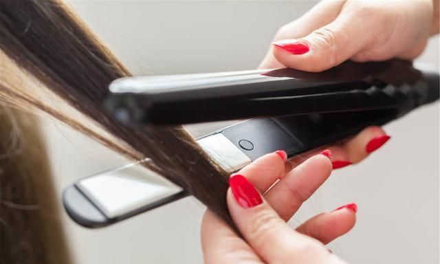 卷发|头发烫卷不好看有什么方法快速变直？发型师：洗直、软化、拉直