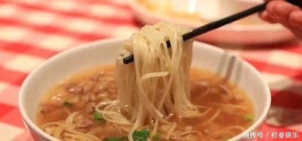 煮面条时,别直接开水下锅,面店师傅教你正确做法,爽滑又筋道