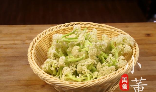 菜花不要再炒着吃了，大厨教你新做法，做出来一盘不够吃