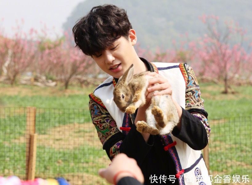 极挑 《极挑》官宣嘉宾海报,全员穿民族风服装,邓伦黄明昊少年感十足