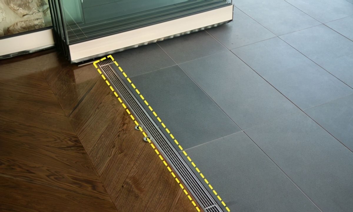 积水|物业不让封阳台,他把排水槽跟阳台门轨道合二为一,好看还不积水